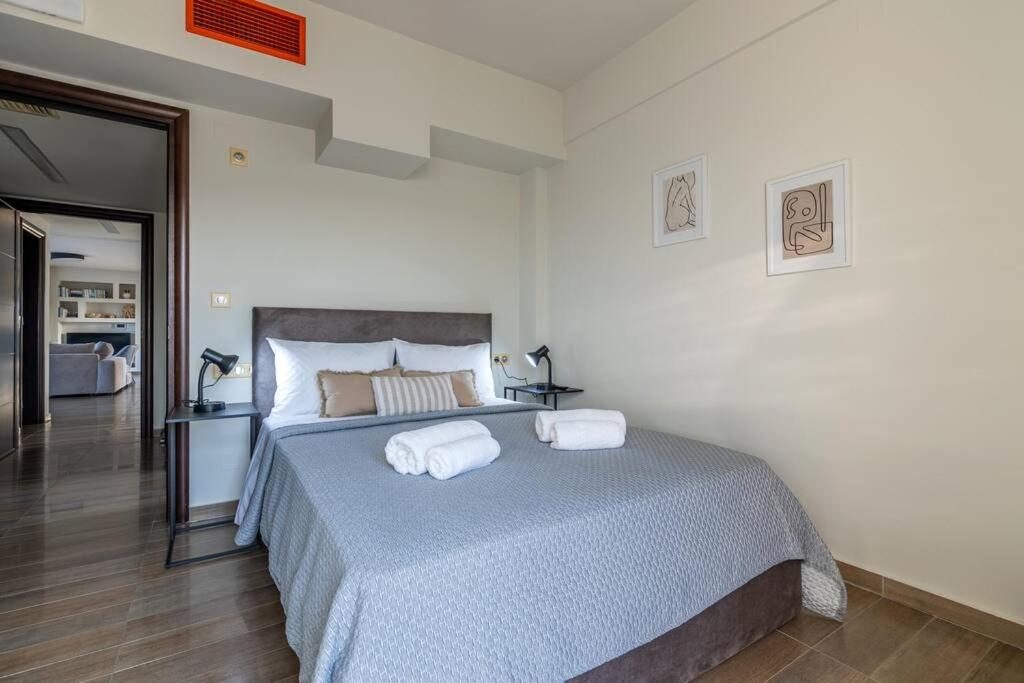 Villa Luna, 5 bedrooms, Private Pool, Hot Tub, Garden