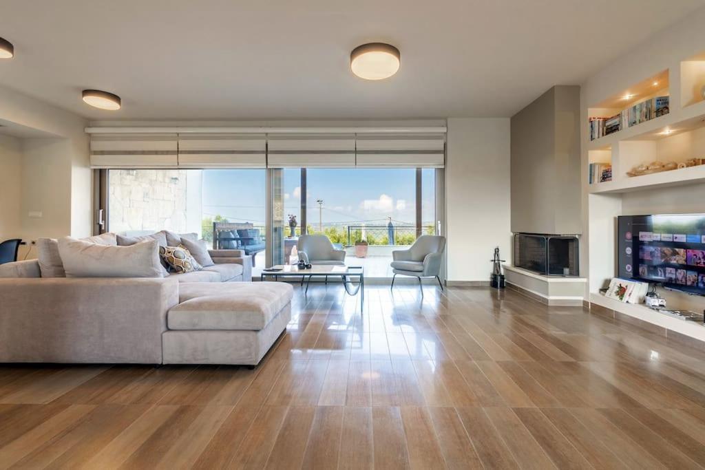 Villa Luna, 5 bedrooms, Private Pool, Hot Tub, Garden