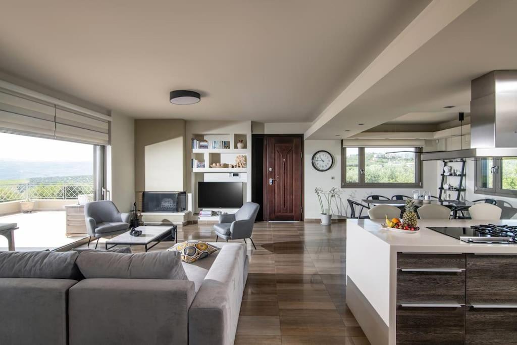 Villa Luna, 5 bedrooms, Private Pool, Hot Tub, Garden