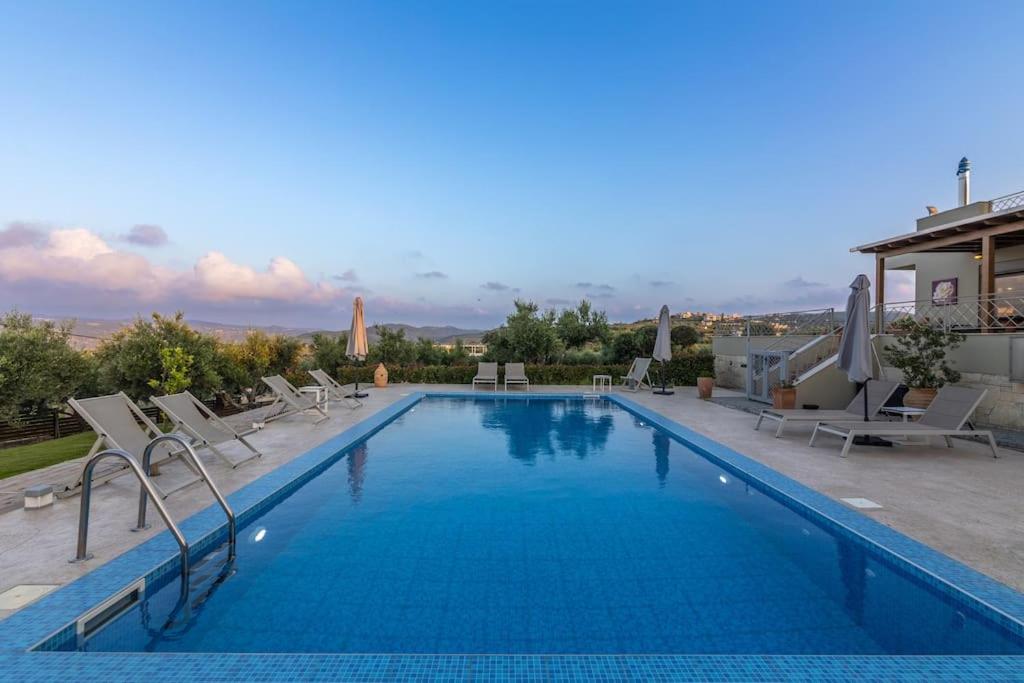 Villa Luna, 5 bedrooms, Private Pool, Hot Tub, Garden