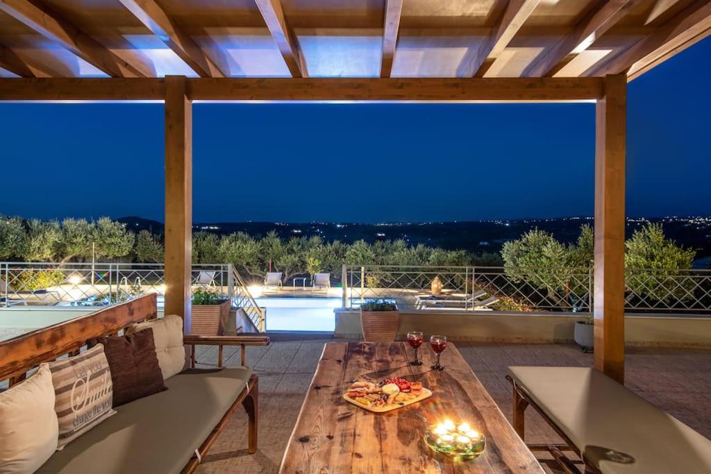 Villa Luna, 5 bedrooms, Private Pool, Hot Tub, Garden