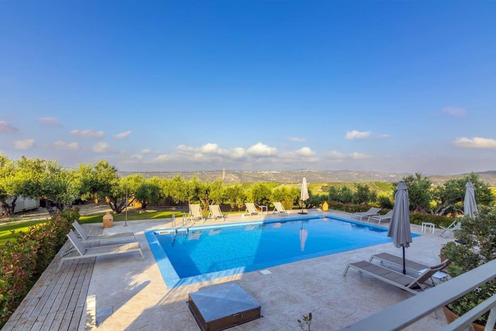 Villa Luna, 5 bedrooms, Private Pool, Hot Tub, Garden