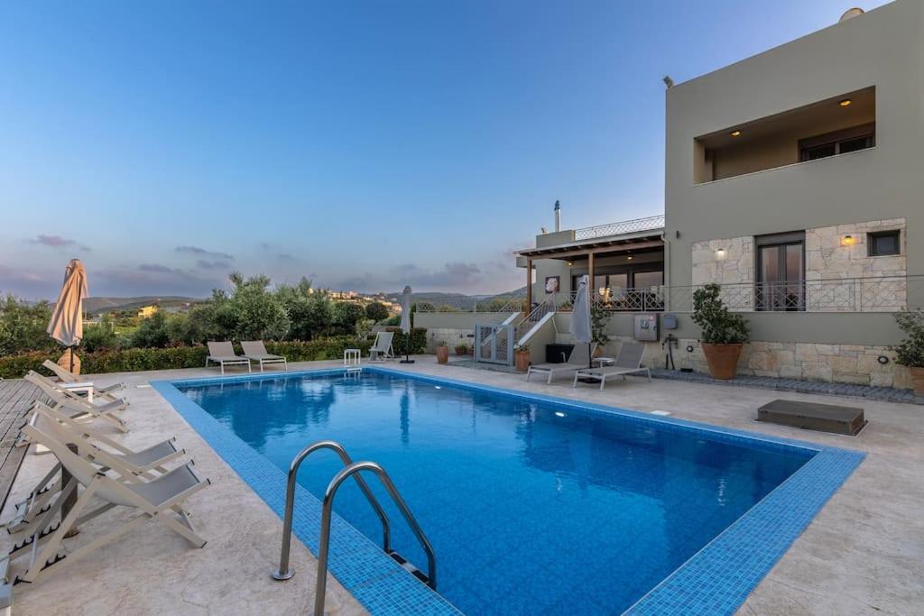 Villa Luna, 5 bedrooms, Private Pool, Hot Tub, Garden