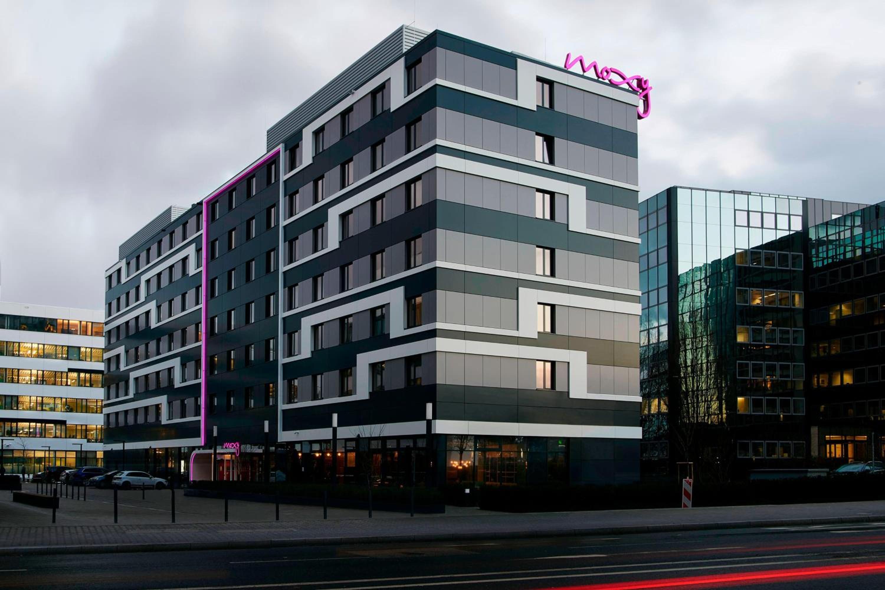 Hotel Moxy Frankfurt Eschborn - Image 1