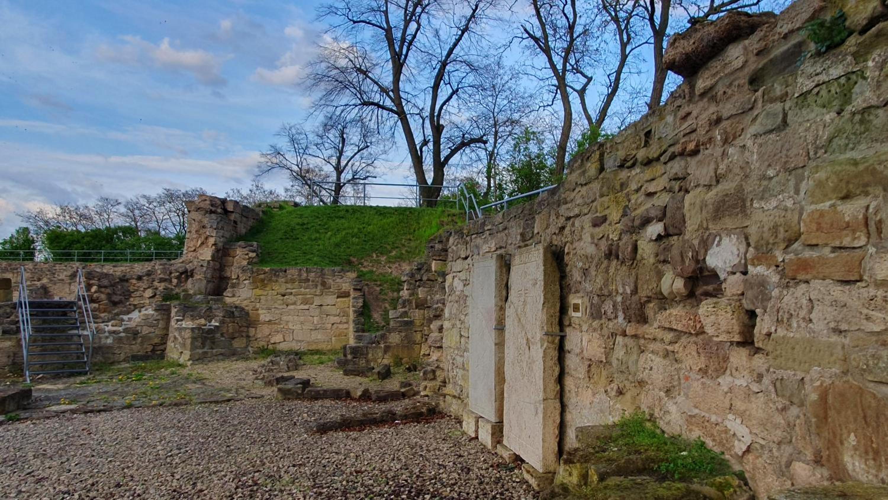 Ferienwohnungen an der Schloßruine