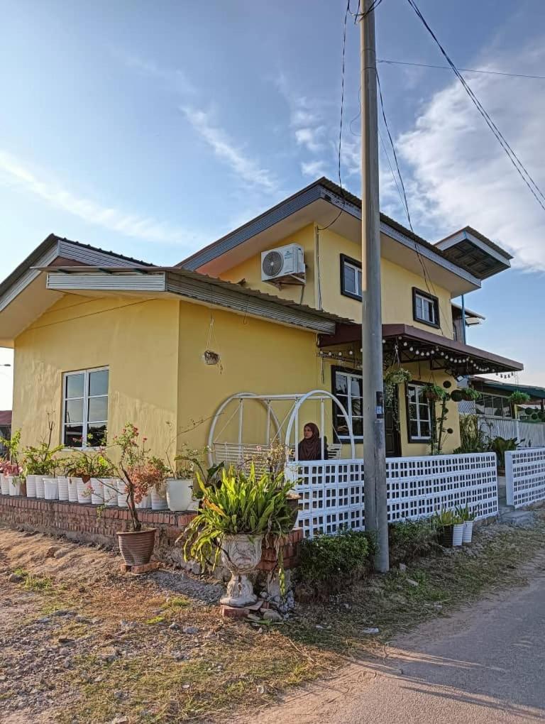 Homestay Kasih Alza -Ada 2 Unit - View Sawah Padi , Private Pool -Prefer Direct Booking- photo 4