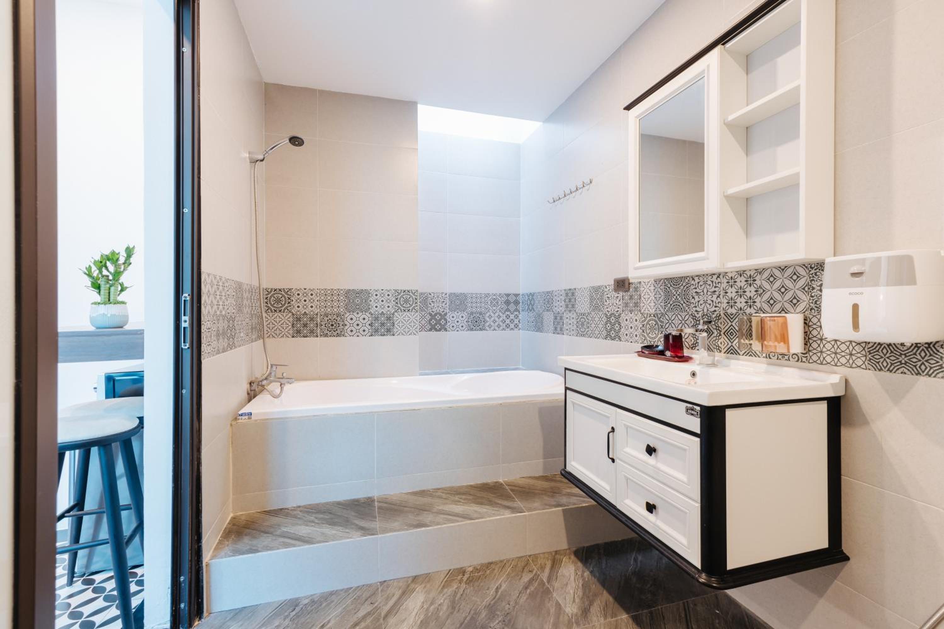 2BR, Big Balcony Historic View, Super Location