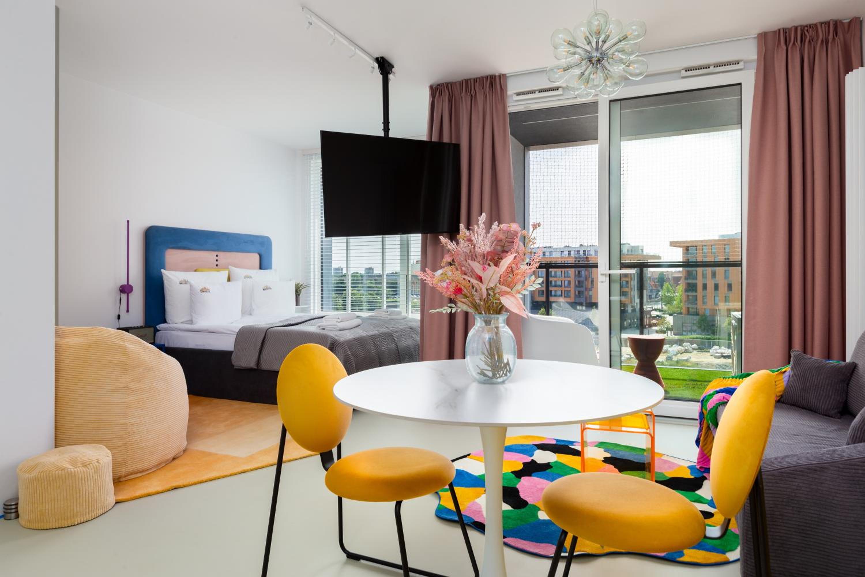 Chlebova - Riverside View Terrace, Free Parking, Gym & Kidsplay by Downtown Apartments