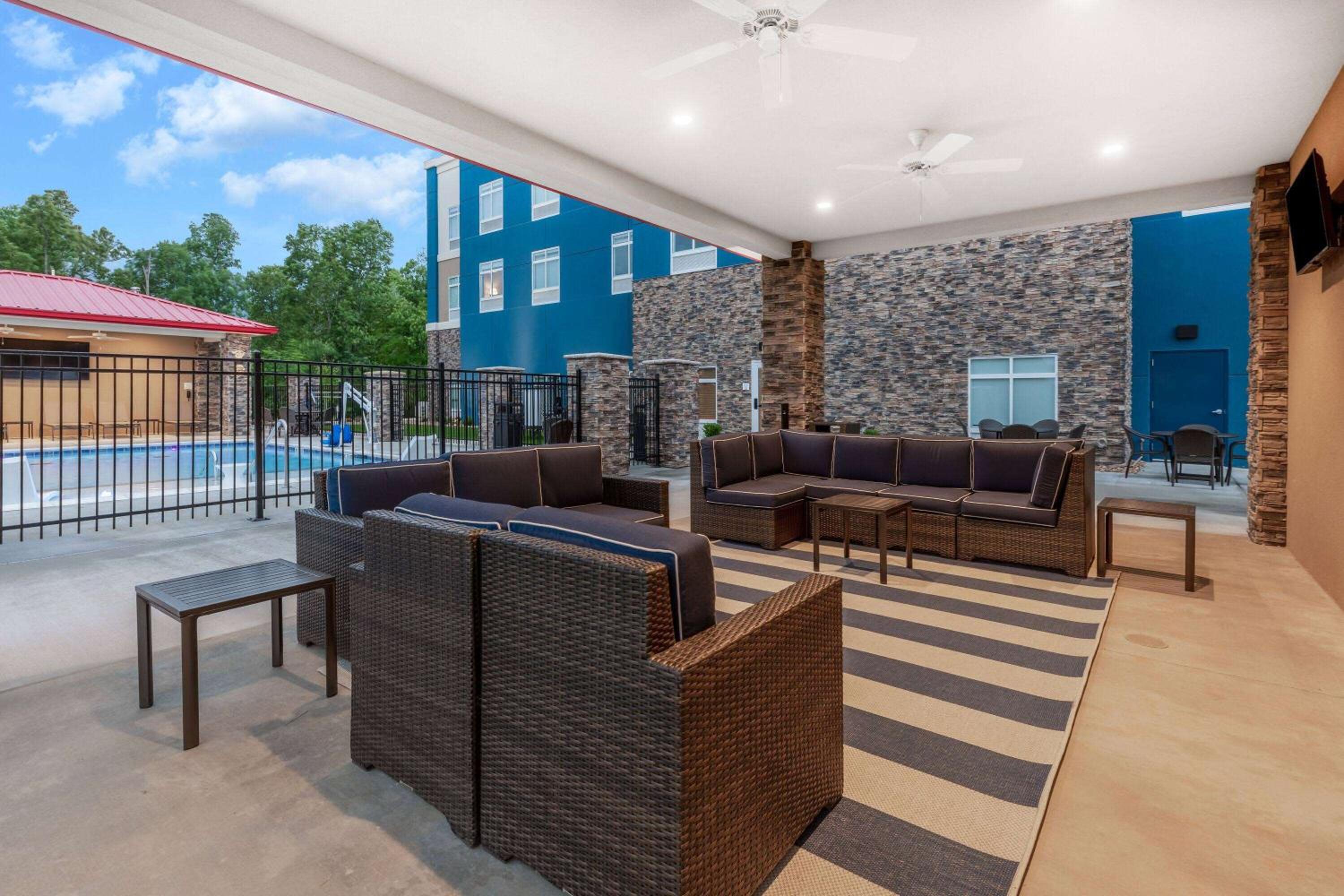Mountain Home Vacations - AmericInn by Wyndham Mountain Home - Property Image 3