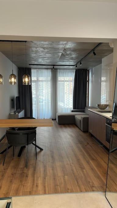 Amber Home - brand NEW luxury 1 bedroom apartment located in the very city center