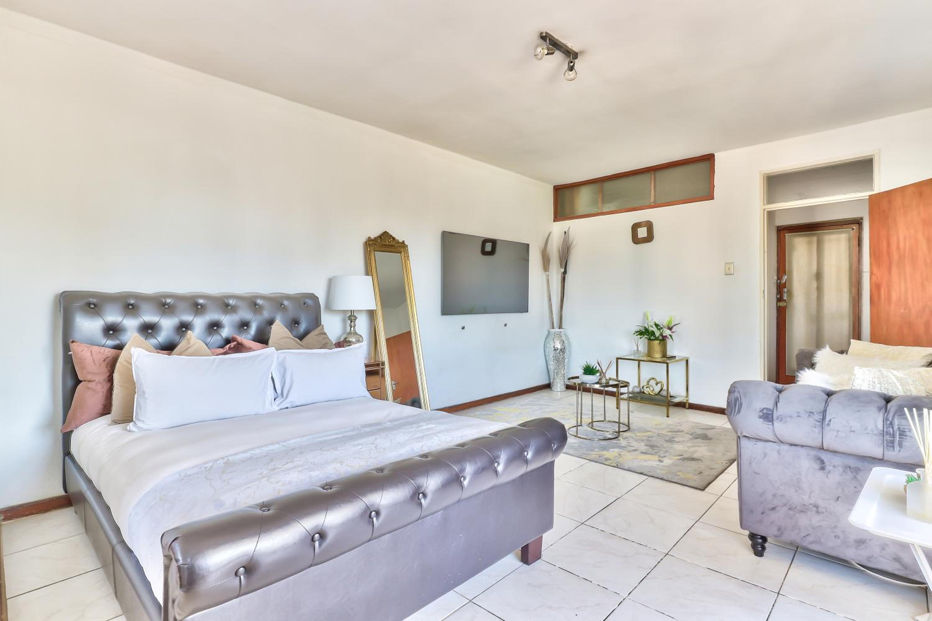 Overbeek Studio 508 on Kloof Street view 5