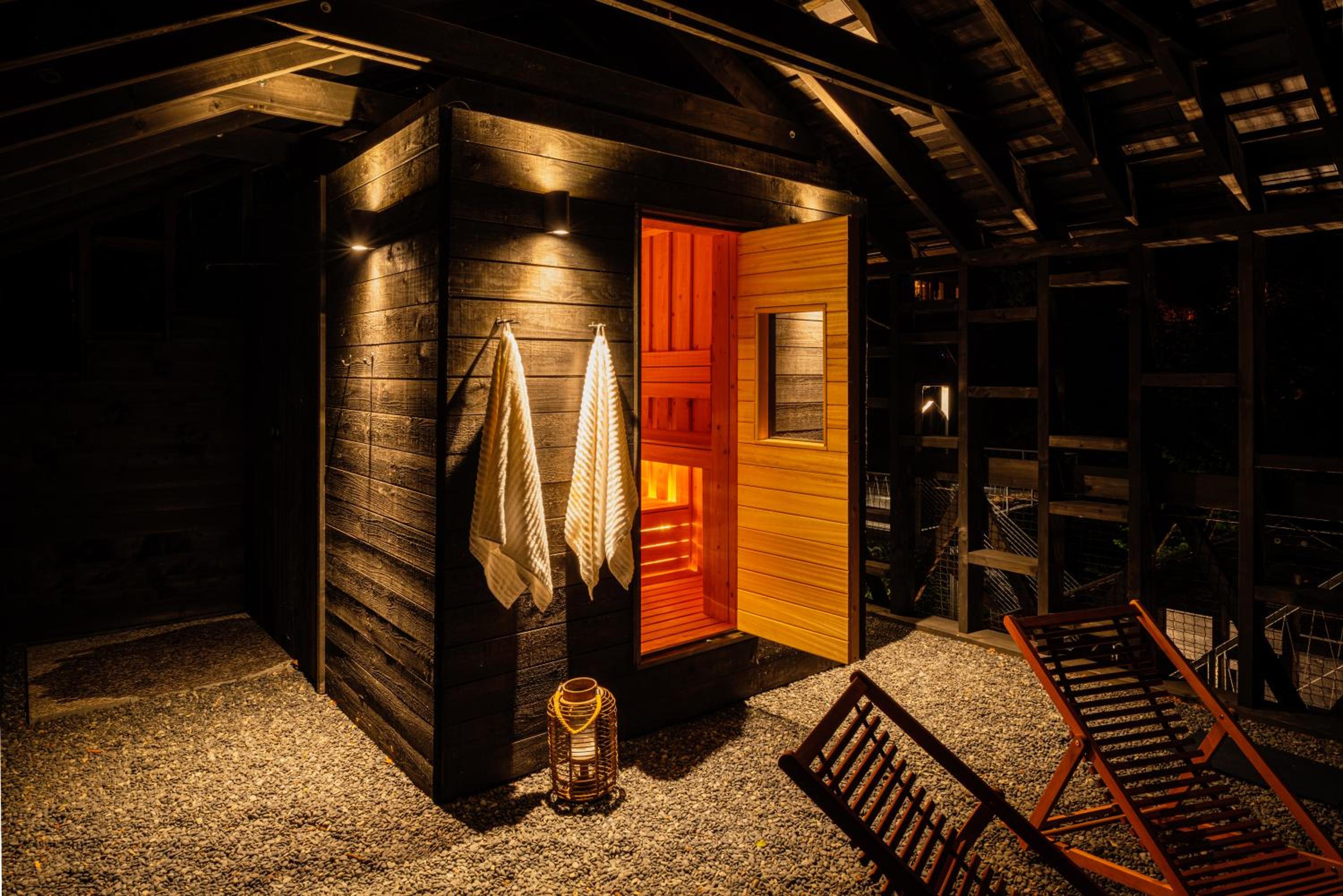 Hutstuf - The Owl & Private Rooftop Spa