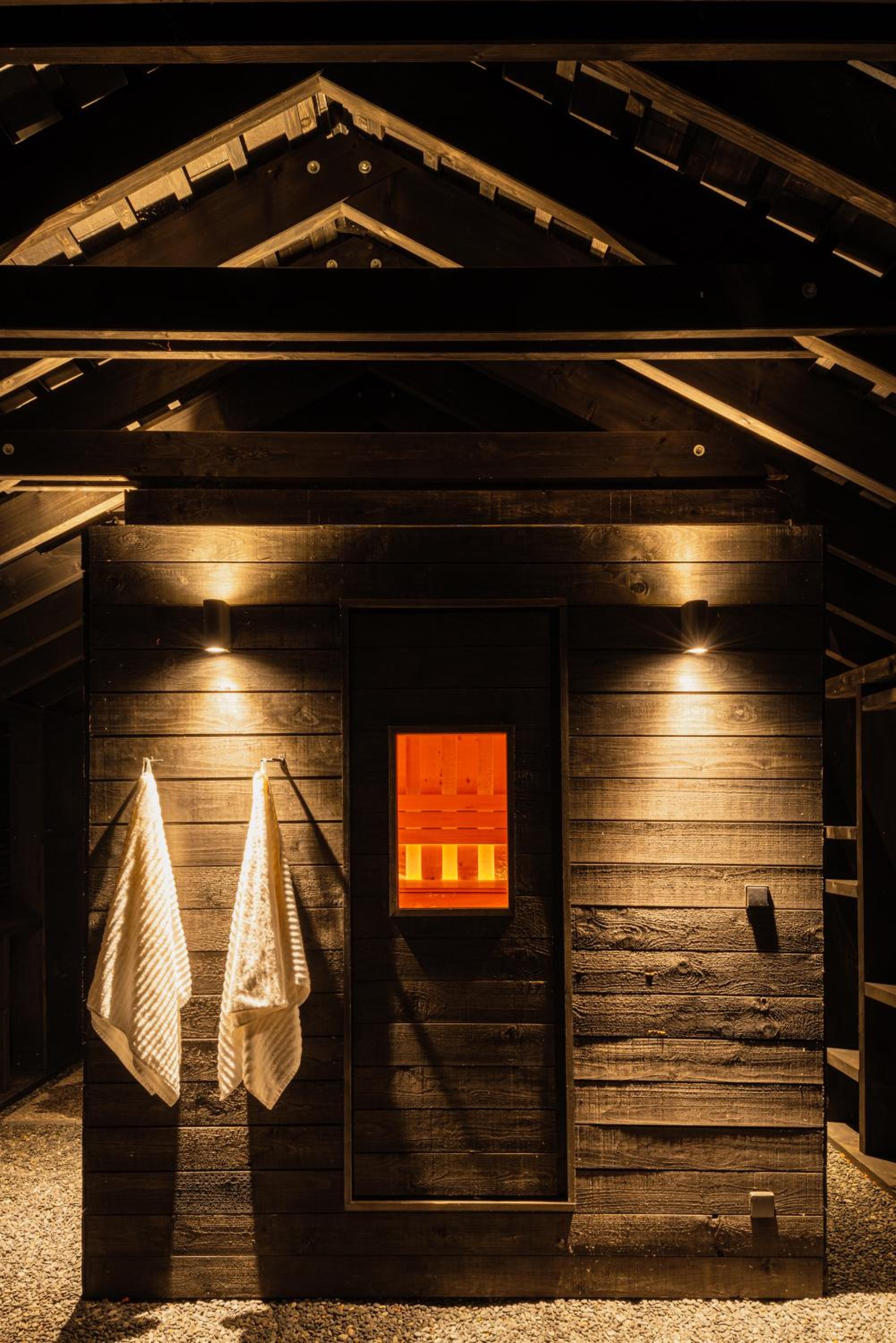 Hutstuf - The Owl & Private Rooftop Spa