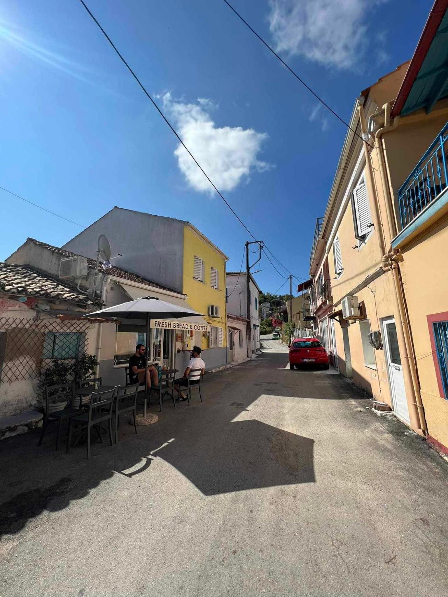 Roussos Central House