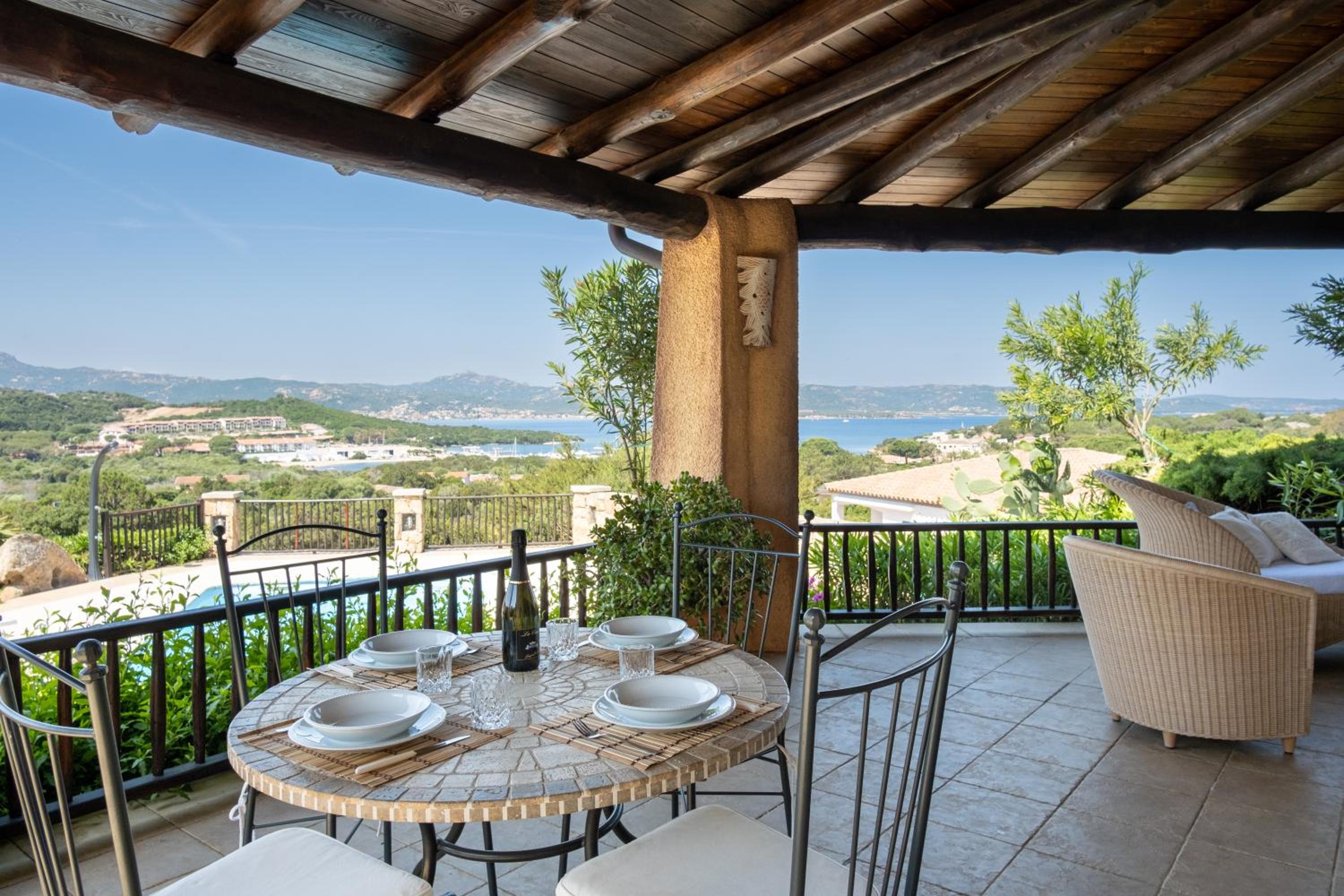 Villa Baja Sardinia con piscina e vista