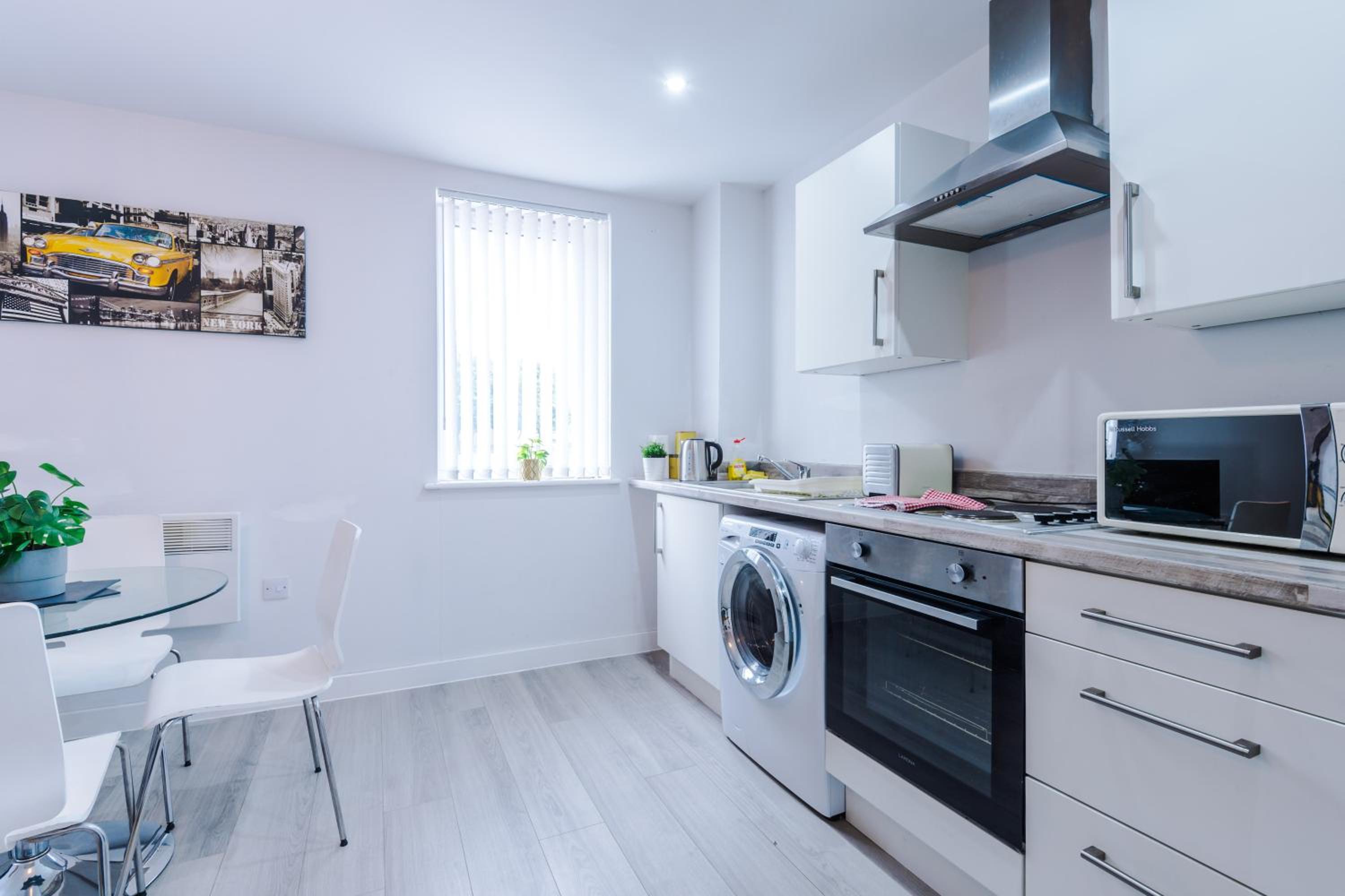 1BR & 2BR Apt -for CONTRACTORS- free PARKING close to EVERTON & ANFIELD stadium, Liverpool City Centre managed by Chique Properties Ltd view 4