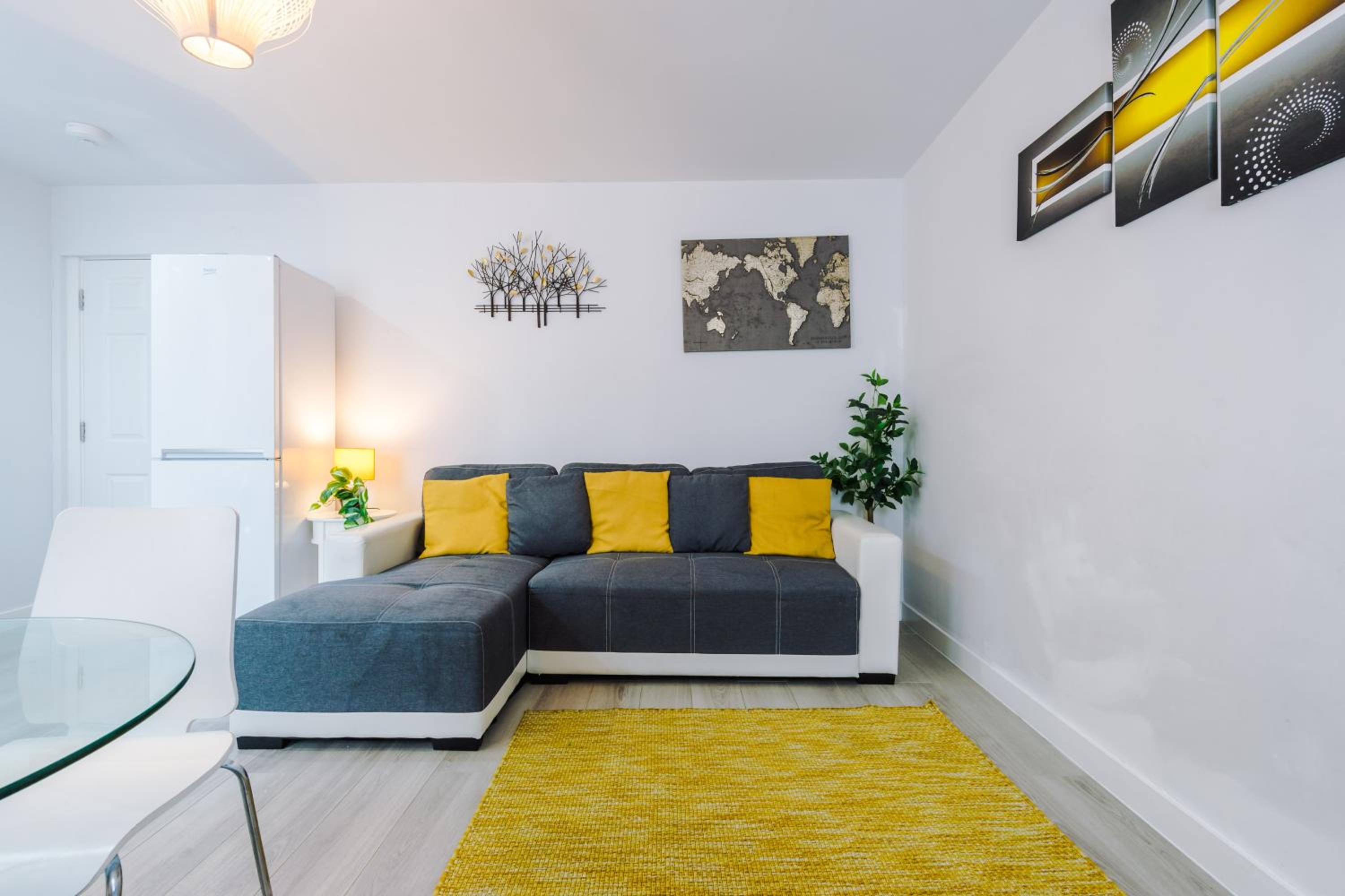 1BR & 2BR Apt -for CONTRACTORS- free PARKING close to EVERTON & ANFIELD stadium, Liverpool City Centre managed by Chique Properties Ltd view 2
