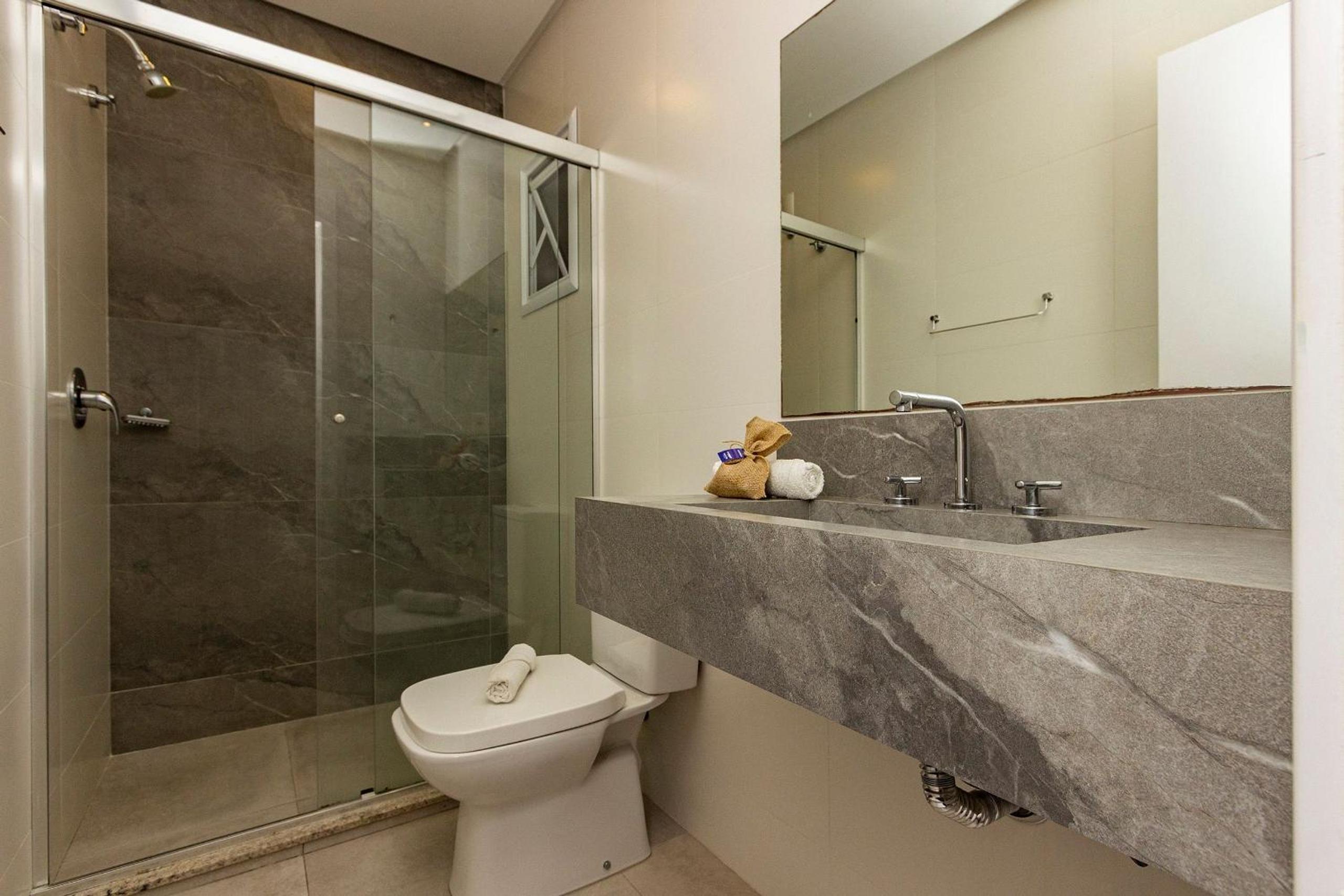 Porto Madero 305 – Apartamento Moderno em Condomínio com Piscina e Academia no Rooftop no Centro de Bombinhas.