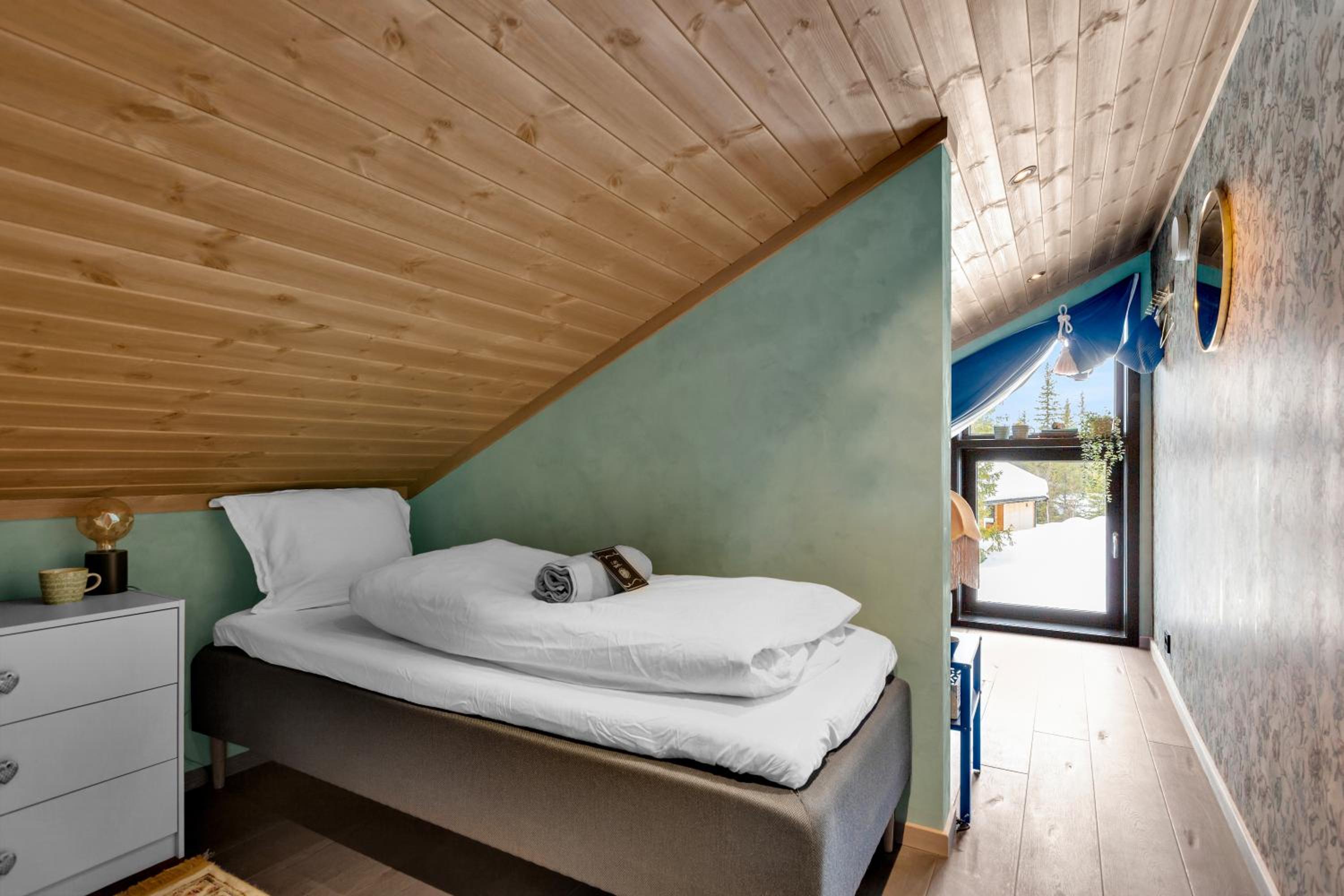 Private Room in Beautiful Mountain Home w/ Sauna view 2