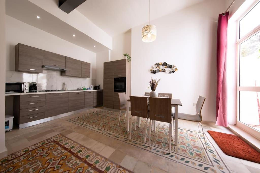 Traditional 2 bedroom house with yard SSCH1-1 photo 3
