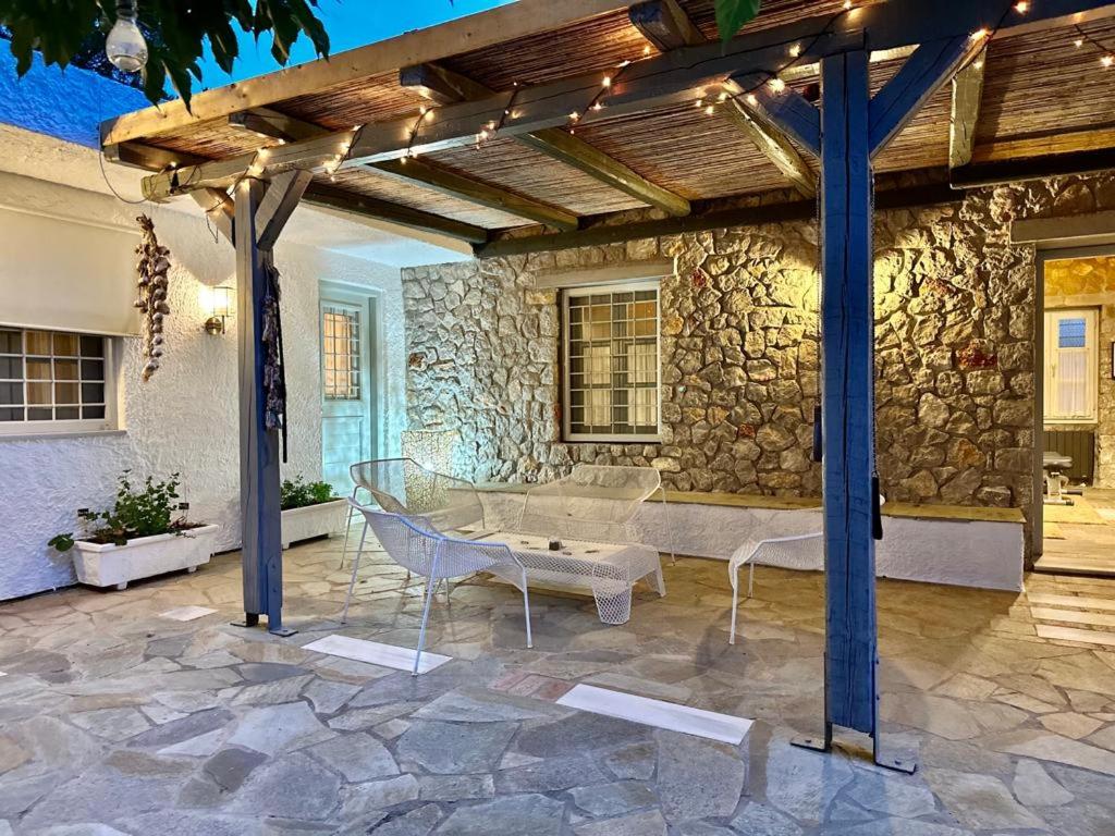 Hermione Hills Luxury Cottage by Goutos Luxury Living