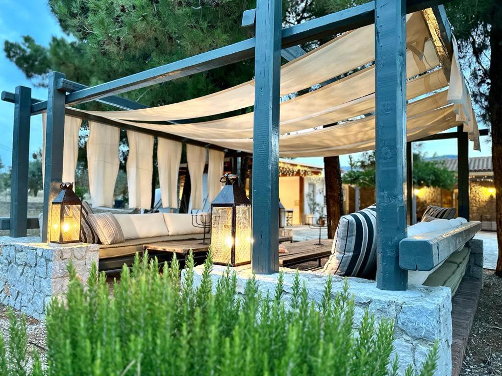 Hermione Hills Luxury Cottage by Goutos Luxury Living