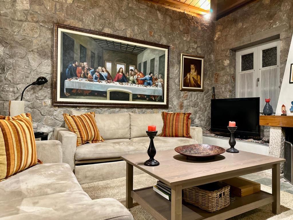 Hermione Hills Luxury Cottage by Goutos Luxury Living