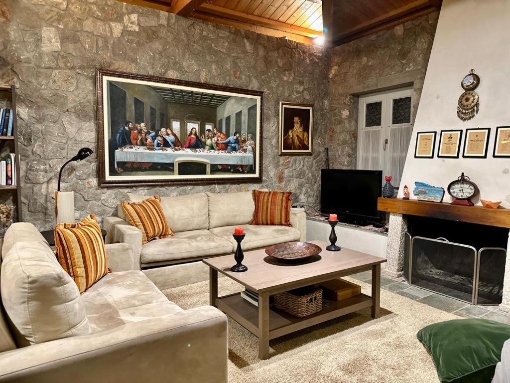 Hermione Hills Luxury Cottage by Goutos Luxury Living
