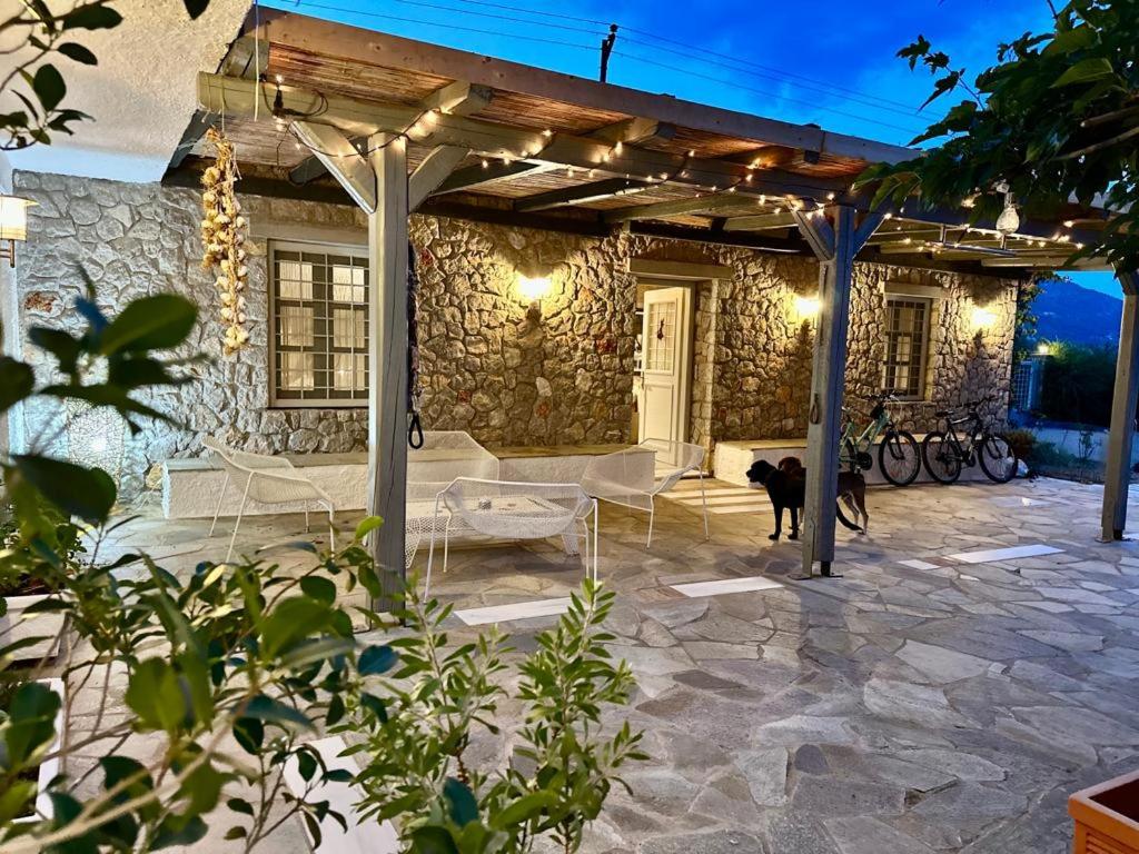 Hermione Hills Luxury Cottage by Goutos Luxury Living