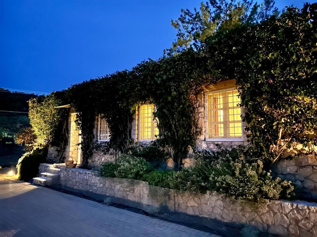 Hermione Hills Luxury Cottage by Goutos Luxury Living