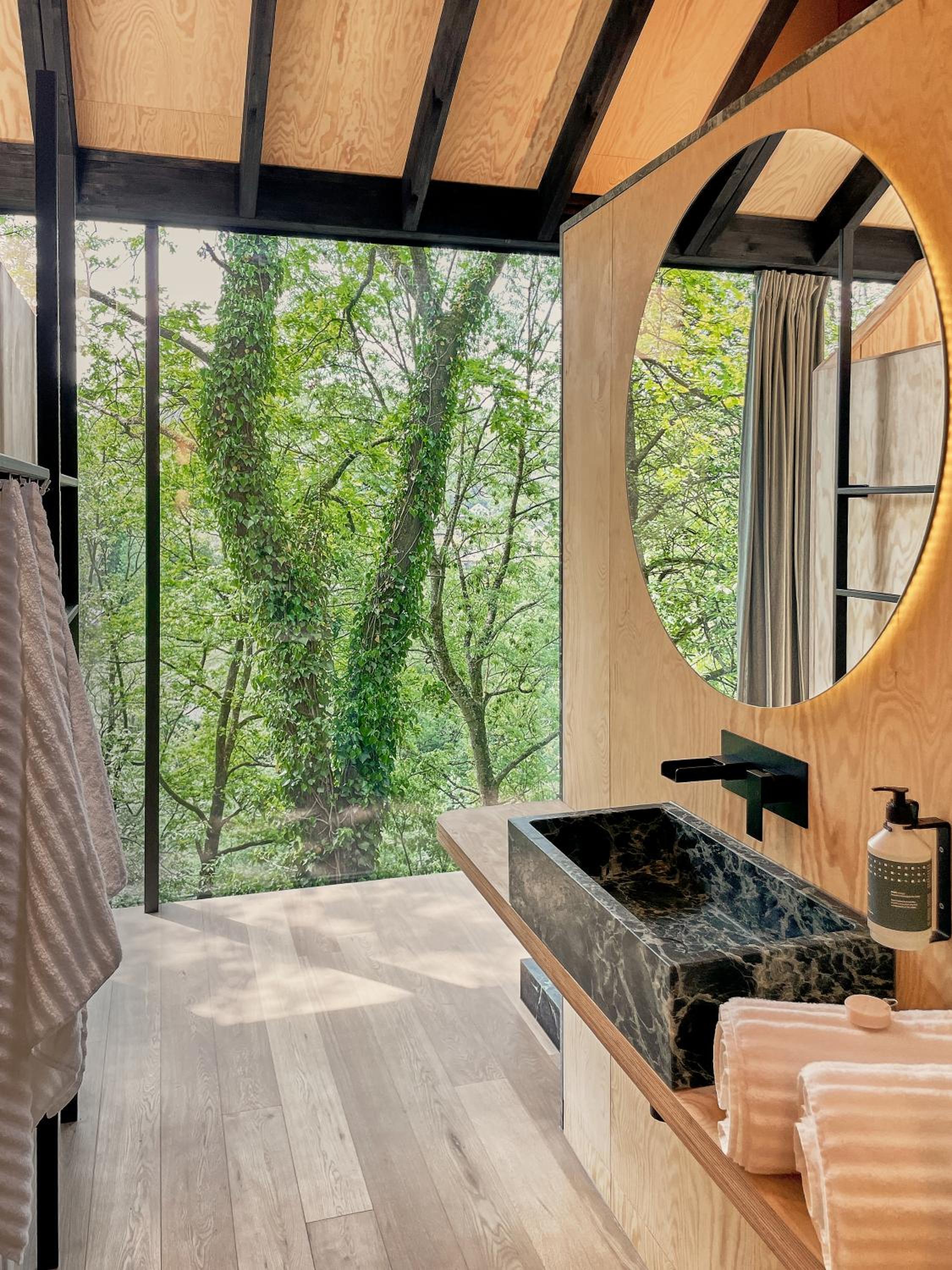 Hutstuf The Eagle & Private Outdoor Spa