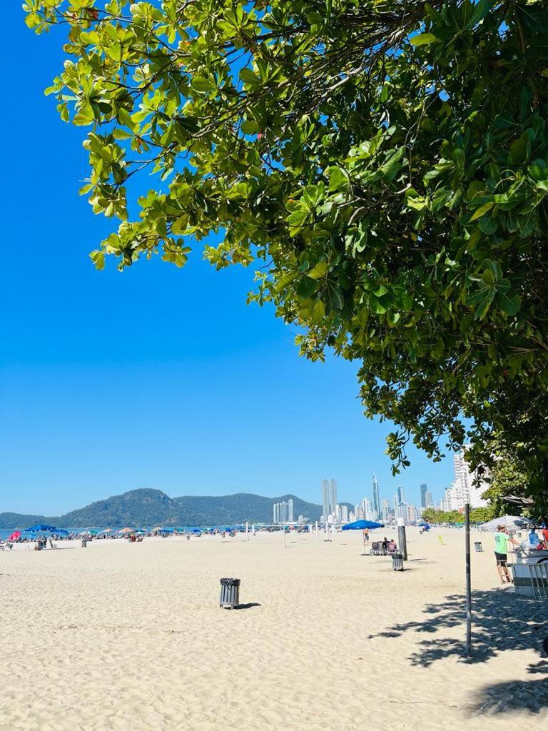 Avenida Atlântica, beira mar, pé na areia
