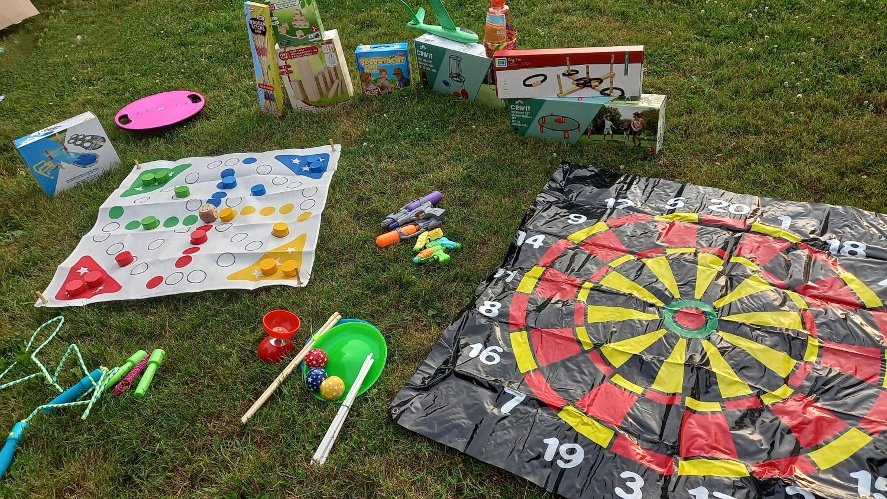 Campingspots to put on your own tent with or without electricity, with no bed for 12 euro or 25 euro and 2 furnished glampingtents for minimum 75 euro in a
