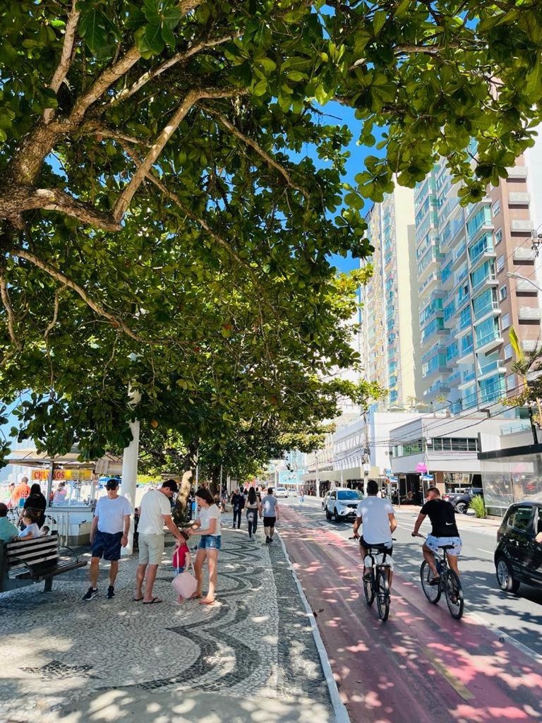 Avenida Atlântica, beira mar, pé na areia