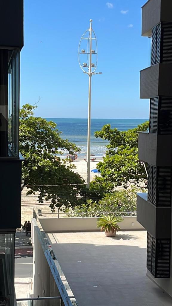 Avenida Atlântica, beira mar, pé na areia