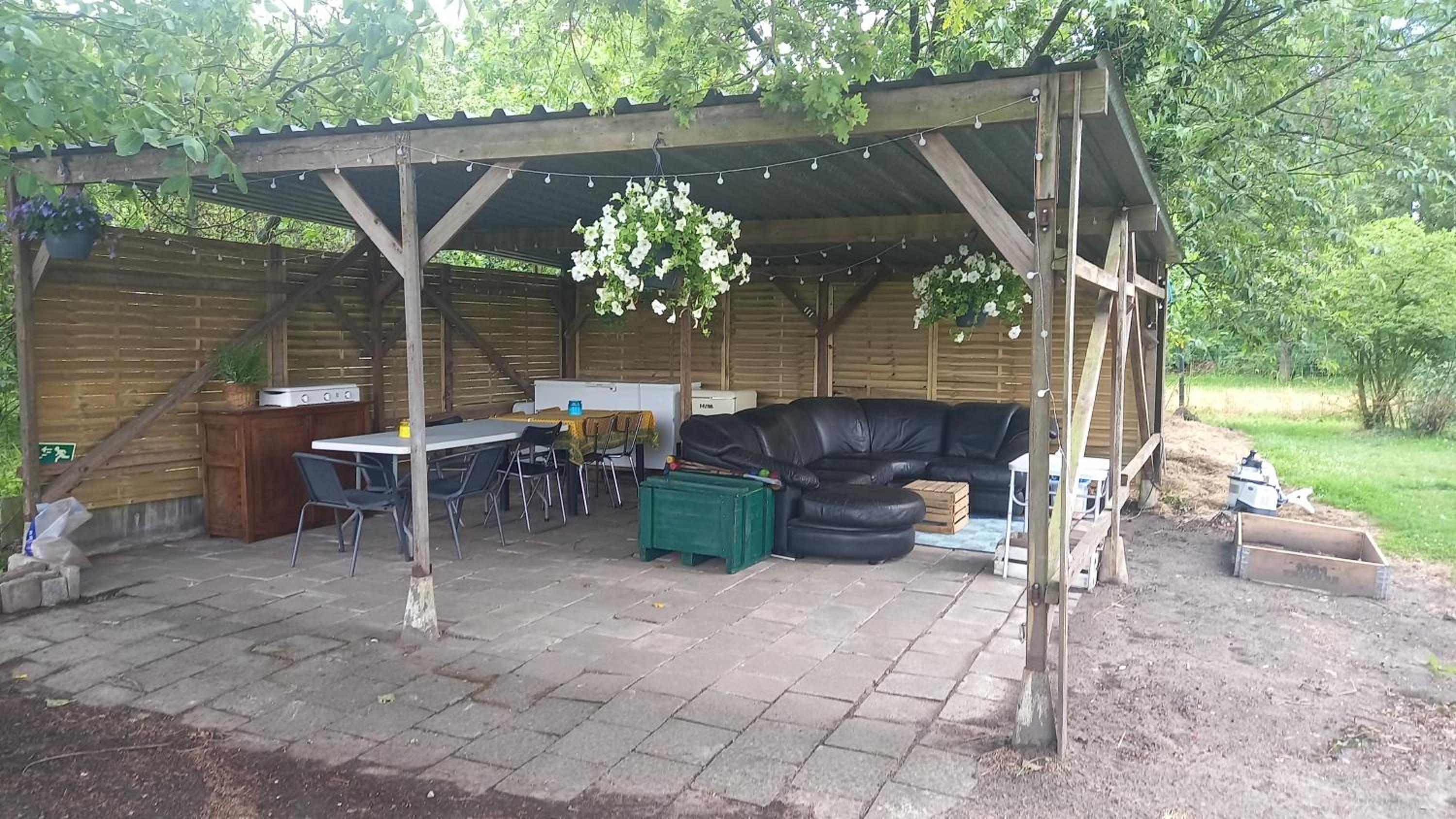 Campingspots to put on your own tent with or without electricity, with no bed for 12 euro or 25 euro and 2 furnished glampingtents for minimum 75 euro in a