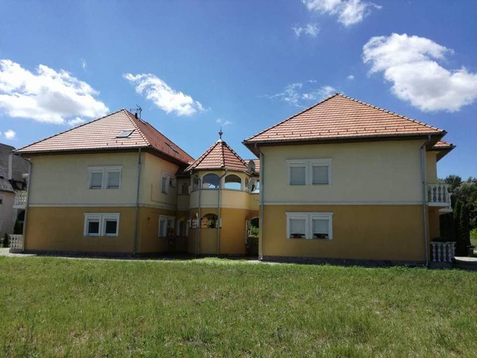 Szaffária Apartman Kehidakustány