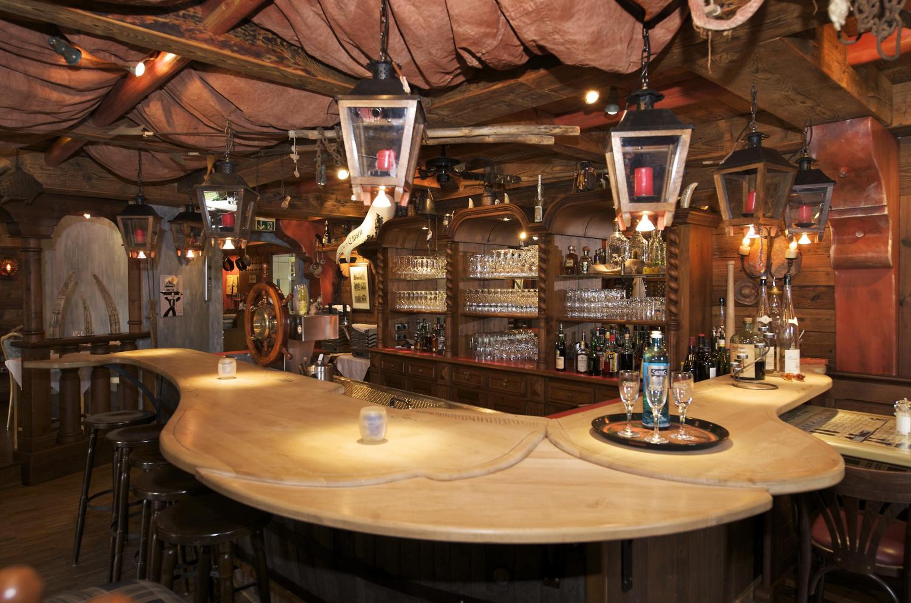 Bar & Lounge