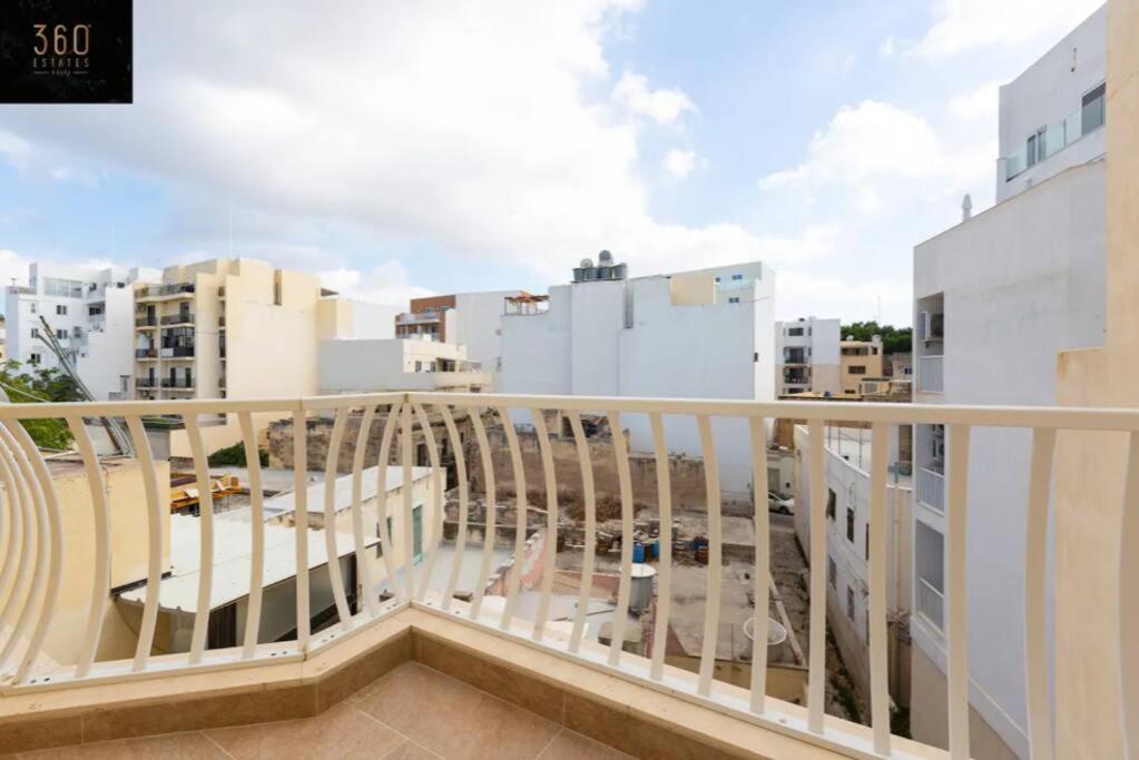 Beautiful, central home with all amenities & WIFI by 360 Estates view 4