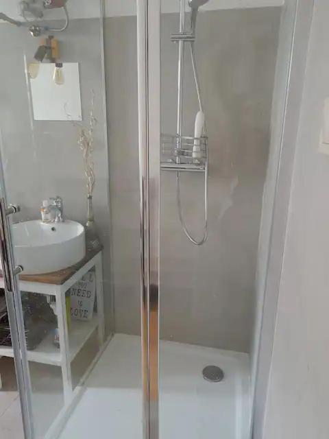 Bright & Cosy Room with Own Shower and Kitchenette