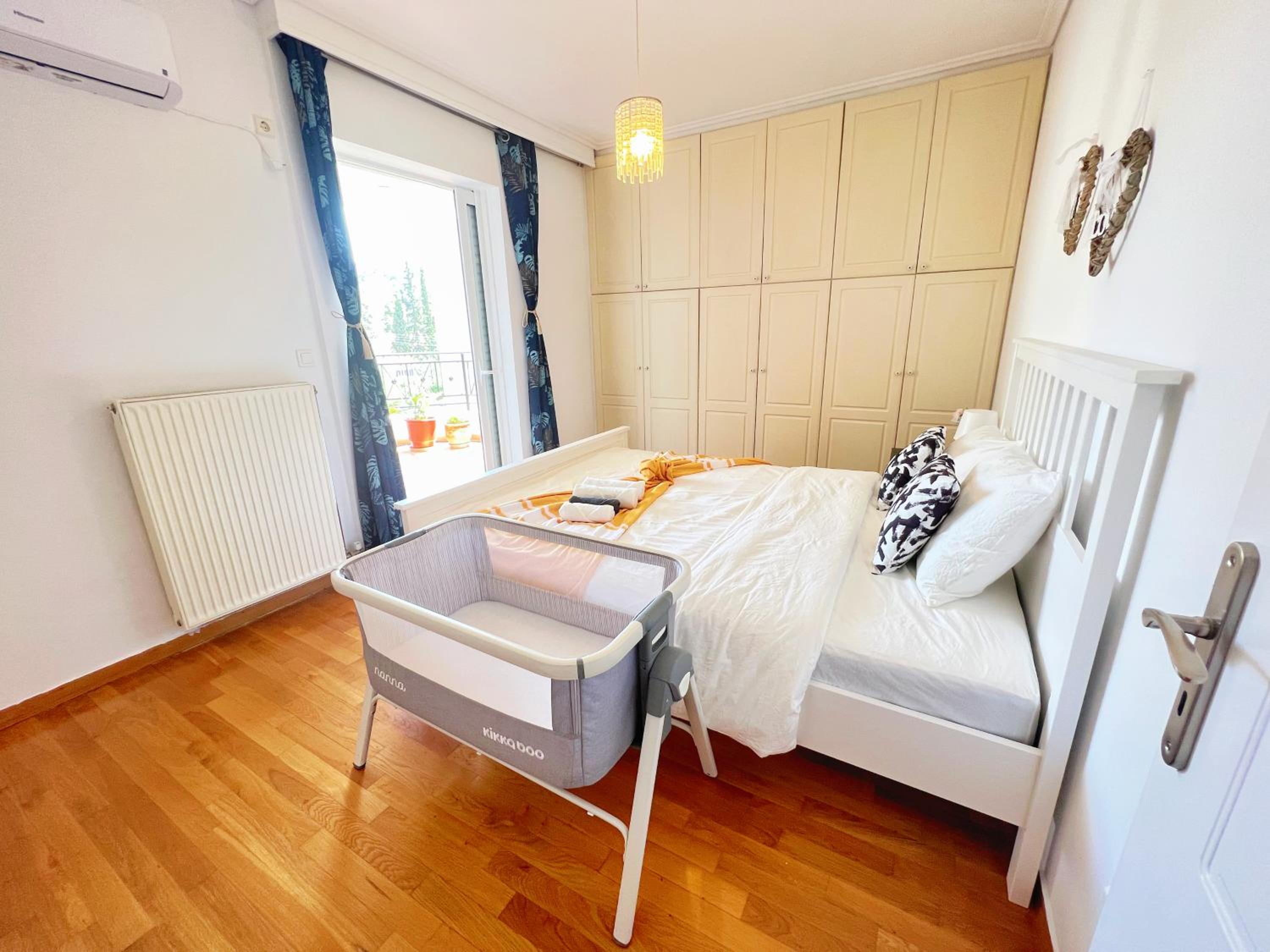 Cozy fairytal garden apartment, Family Friendly, Free parking, 15 Min to Airport