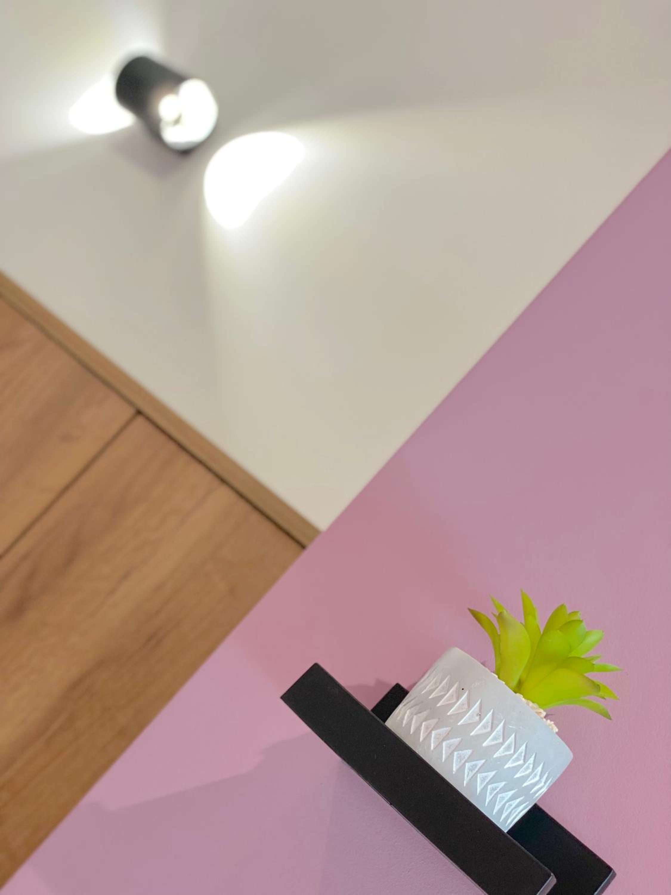 Colourful Apartment for 4 Guests and Free Parking