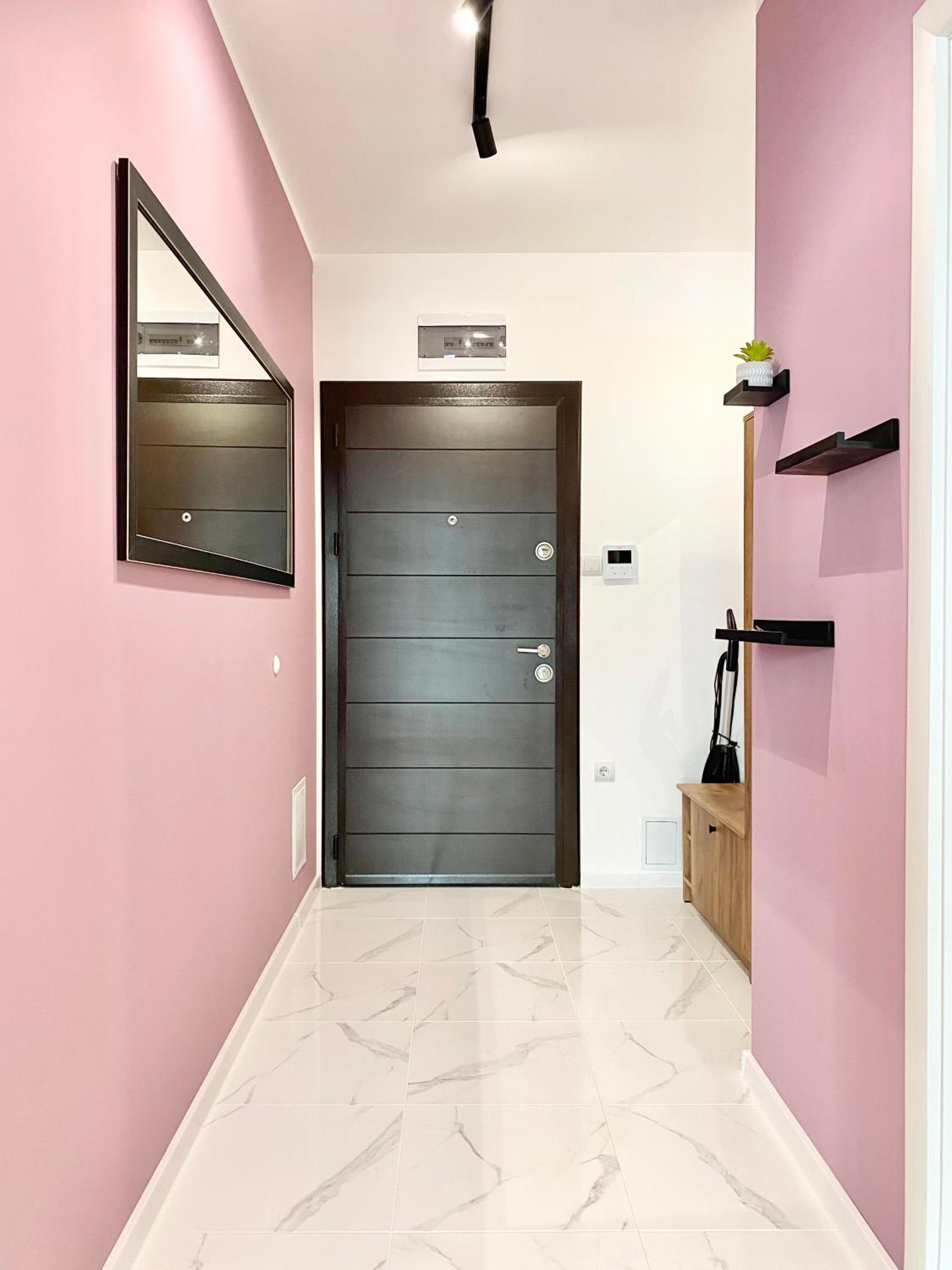 Colourful Apartment for 4 Guests and Free Parking