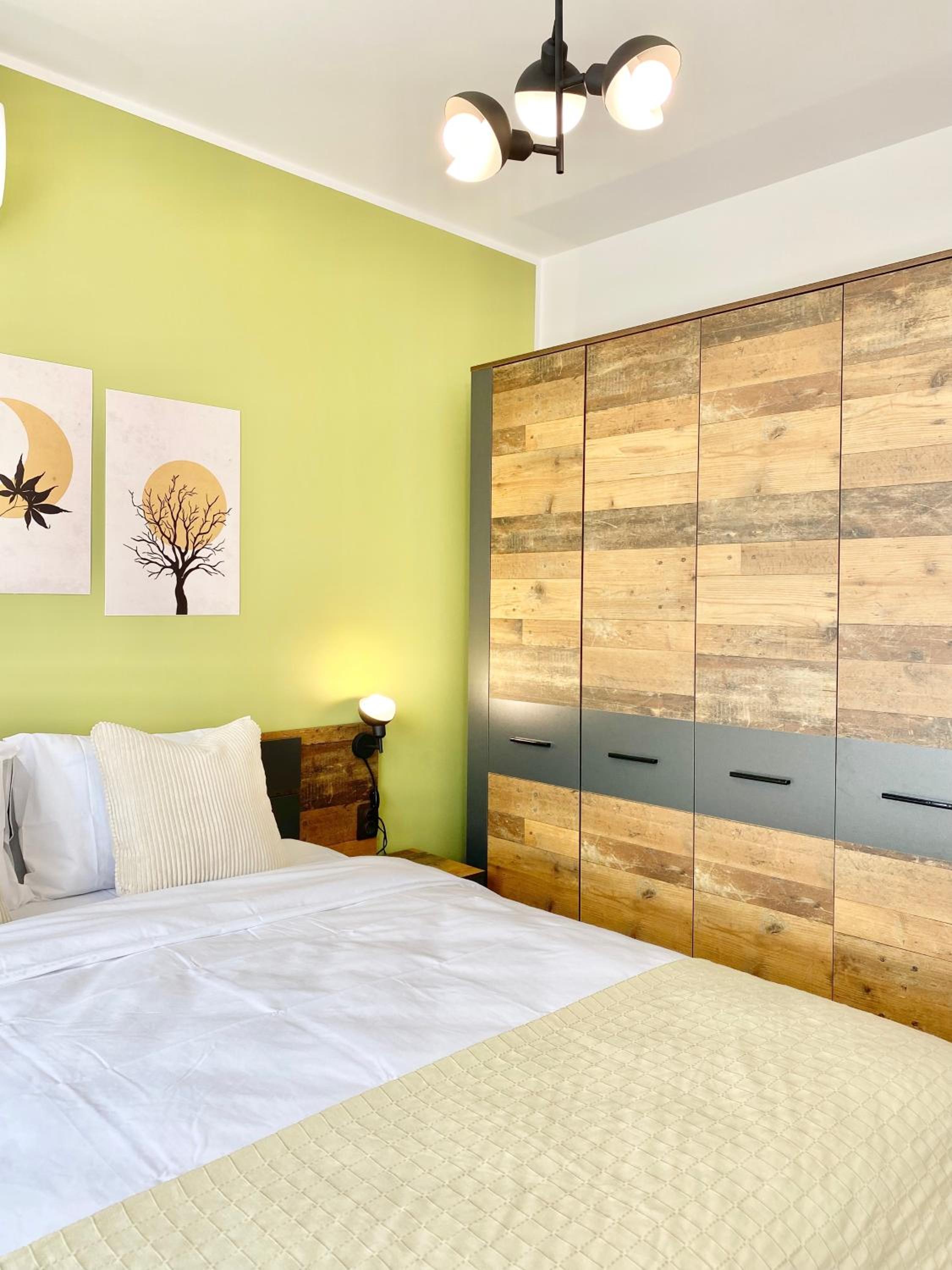 Colourful Apartment for 4 Guests and Free Parking