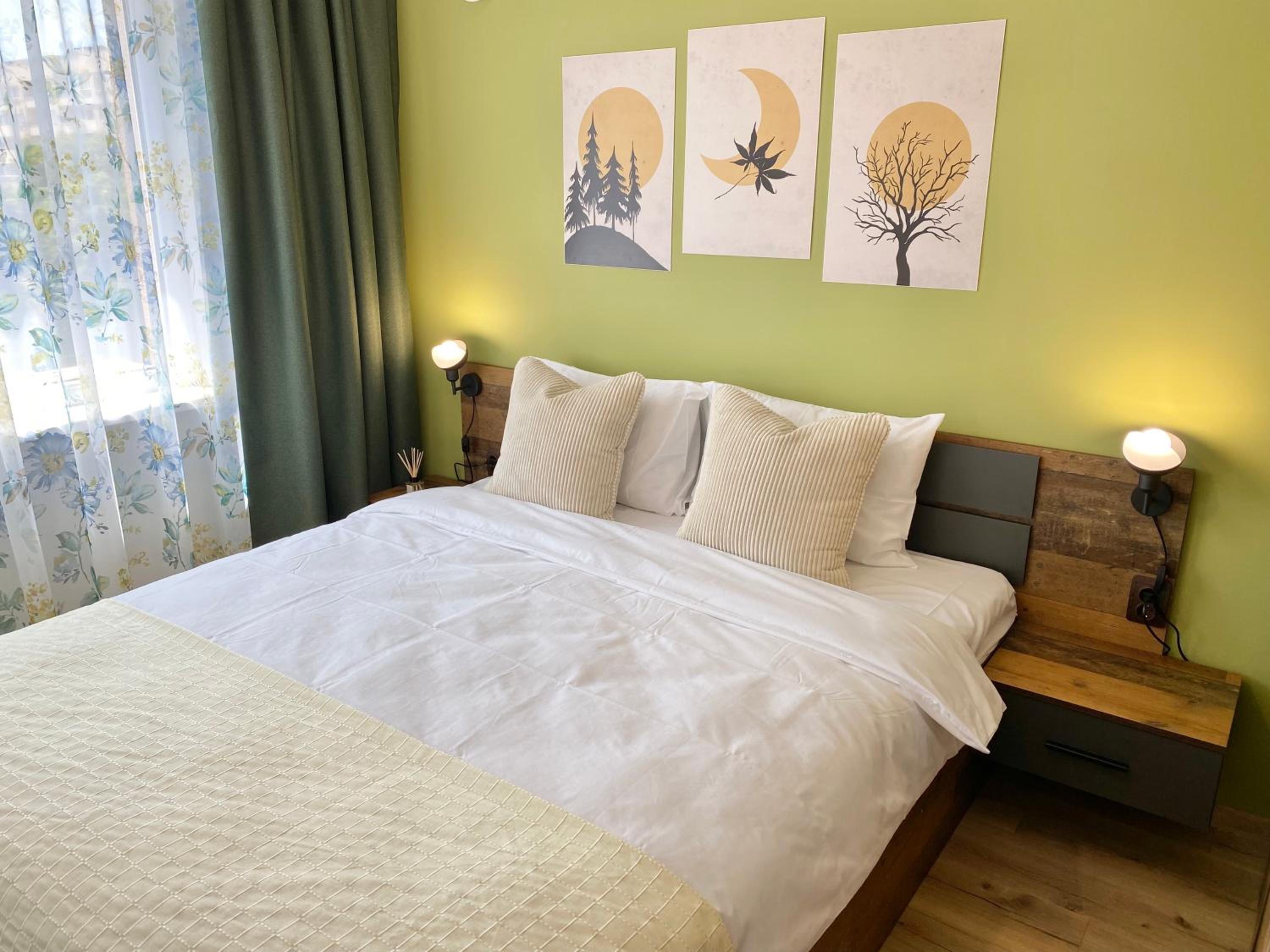 Colourful Apartment for 4 Guests and Free Parking
