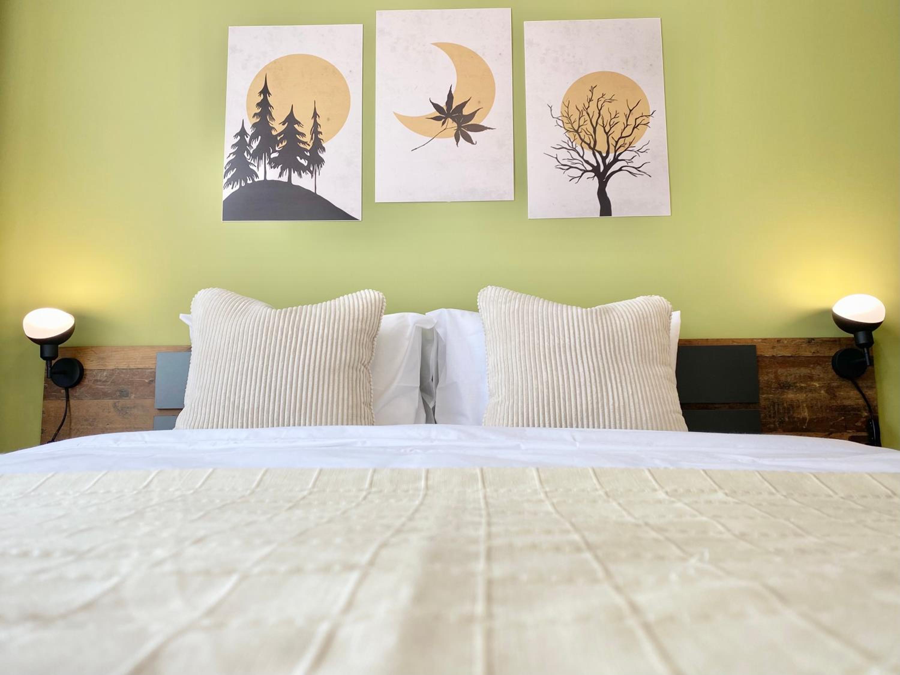 Colourful Apartment for 4 Guests and Free Parking
