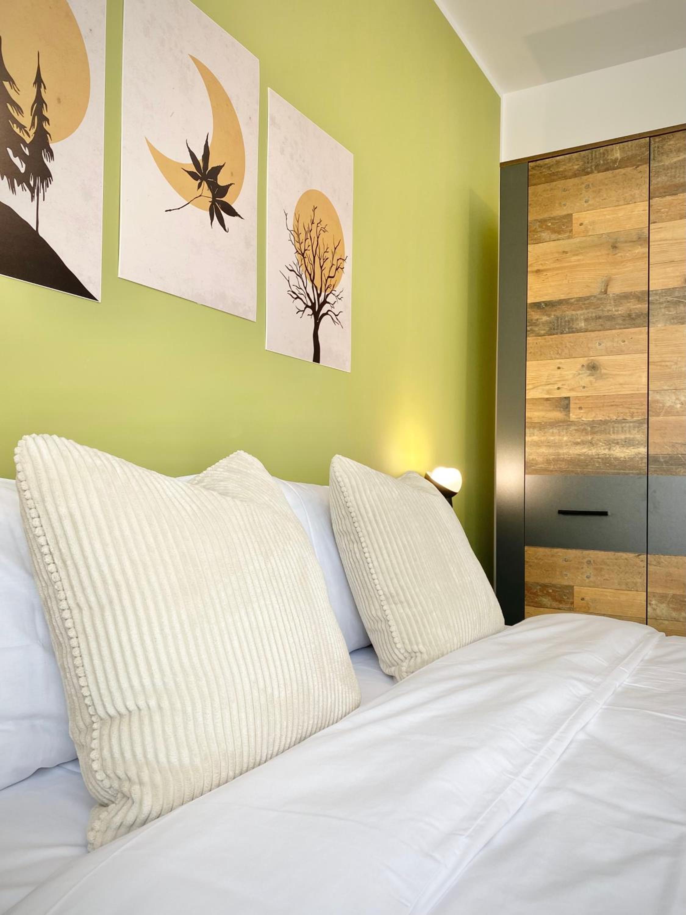 Colourful Apartment for 4 Guests and Free Parking