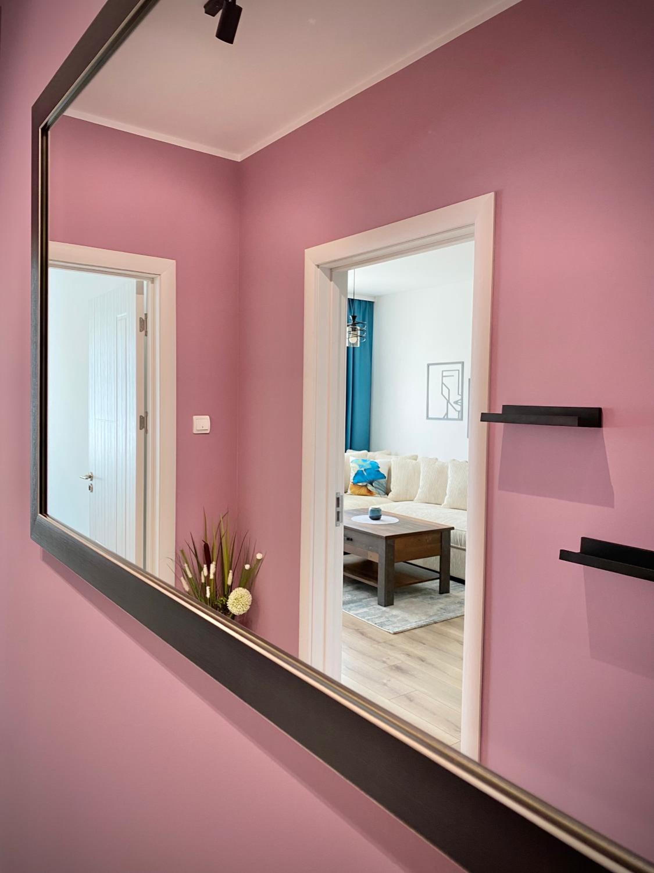 Colourful Apartment for 4 Guests and Free Parking