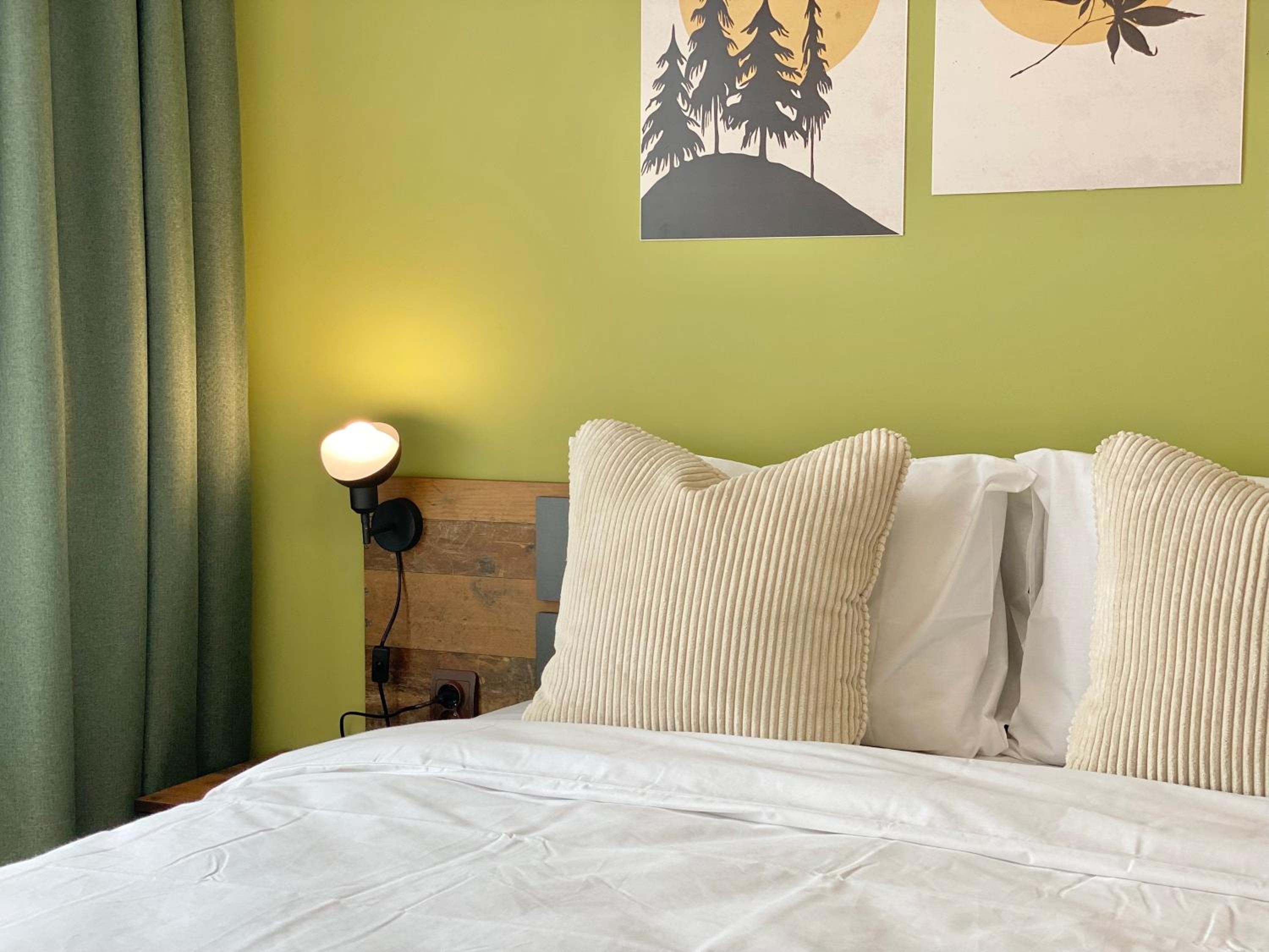 Colourful Apartment for 4 Guests and Free Parking