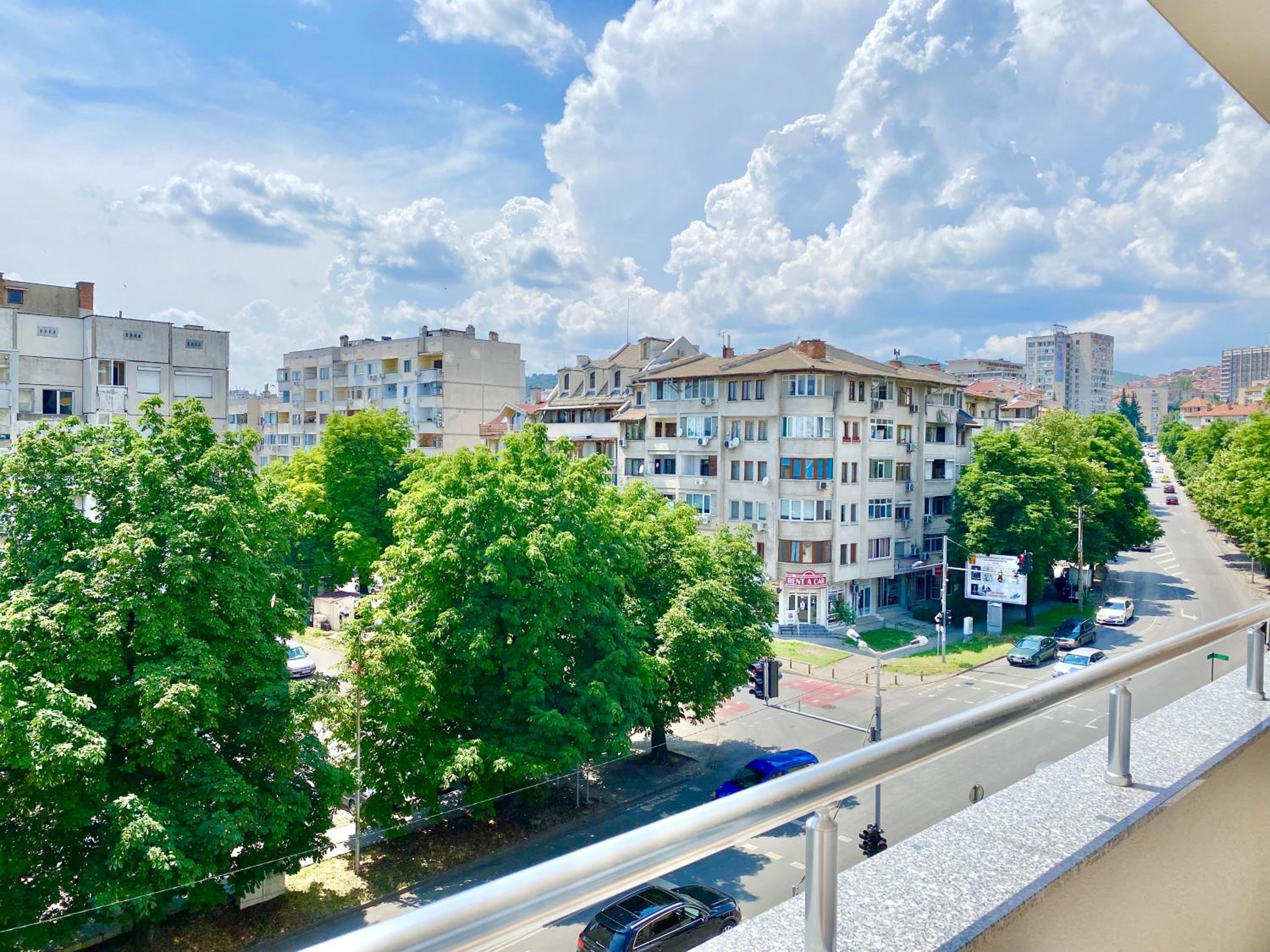 Colourful Apartment for 4 Guests and Free Parking